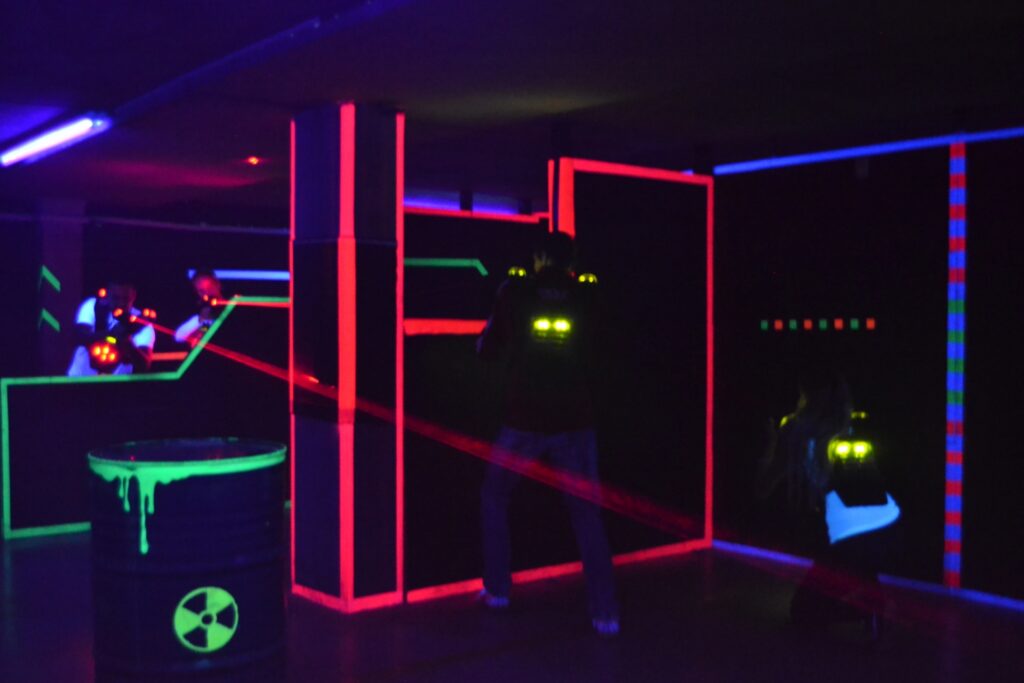 Neonové bojiště laser game