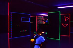 Lidé hrající laser game