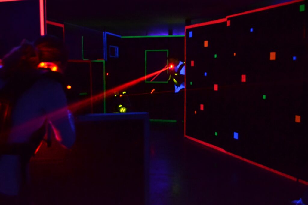 Lidé hrající laser game