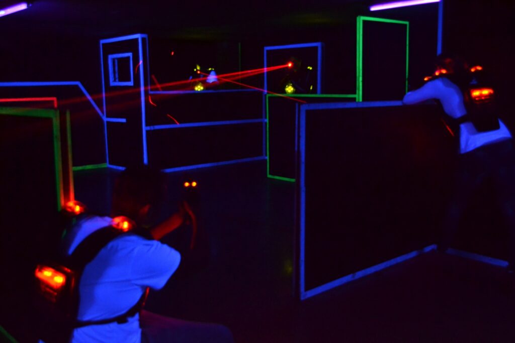 Lidé hrající laser game