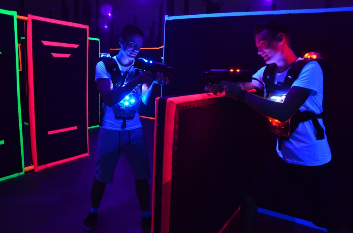 Přátelé hrající laser game